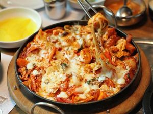 Kenyang Makan Sekaligus Hangout Malam di 5 Tempat Makan di Central Park