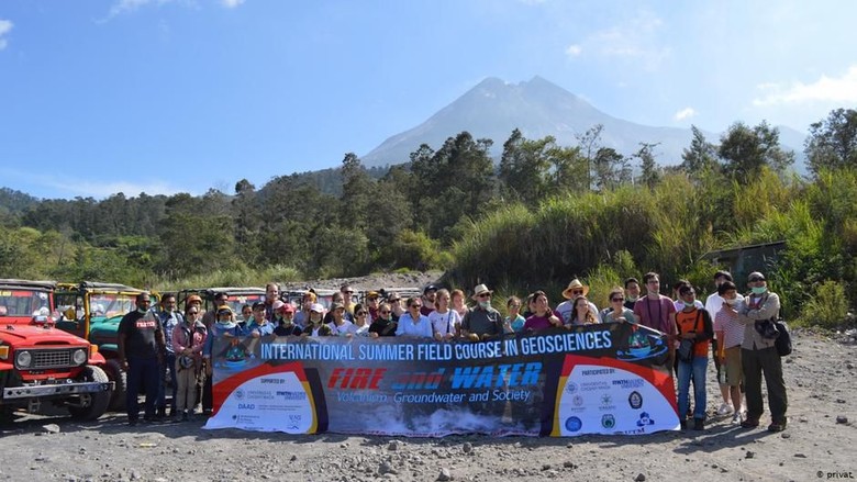 Kesan Mahasiswa Jerman di Indonesia: Nikmatnya Nasi Ayam di Bawah Bayang Merapi Kesan Mahasiswa Jerman di Indonesia: Nikmatnya Nasi Ayam di Bawah Bayang Merapi
