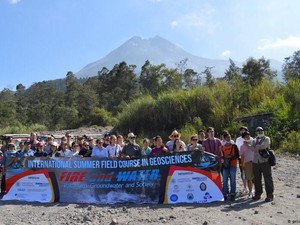 Kesan Mahasiswa Jerman di Indonesia: Nikmatnya Nasi Ayam di Bawah Bayang Merapi
