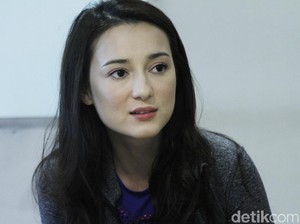 Dipeluk Pebalap David Tjiptobiantoro, Julie Estelle Ditunggu Undangan