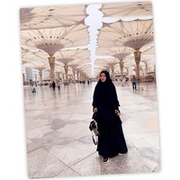 Thya Sethya mulai berhijab saat menjalani ibadah umrah pada awal Juni 2019. Saat itu hijab syari yang menutup dada menjadi pilihannya. Foto: Dok. Instagram @thyasethyaa