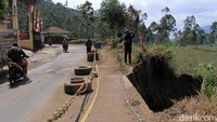 Pantauan detikcom, tebing yang ambrol ke jurang sedalam 30 meter itu tepat berada di depan Mapolsek Kertasari. Bahu jalan di tebing tersebut terus terkikis.