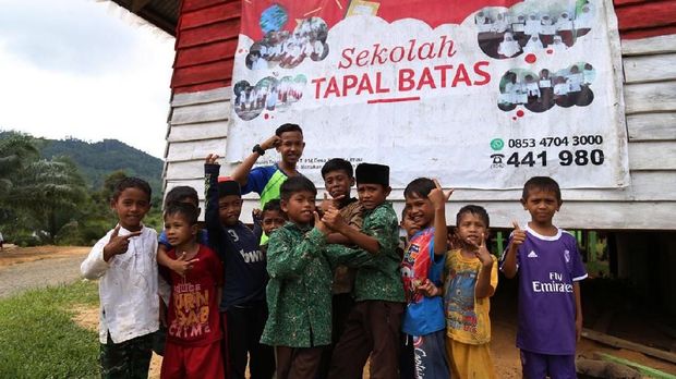Pensiunan Dosen, Alih Profesi Jadi Bidan Bangun Sekolah Tapal Batas