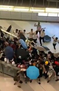 Gerombolan pria berpakaian putih menyerang para demonstran dan warga yang ada di stasiun MRT Yuen Long pada Minggu (21/7) malam