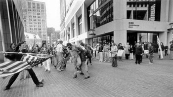The Soiling Of Old Glory (1976) karya  Stanley Forman dipotret menggunakan Nikon F. Foto: Bored Panda
