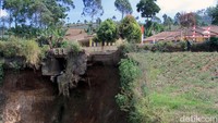 Sudah hampir empat bulan tebing tersebut dibiarkan tanpa perbaikan. Kondisi itu tentunya membuat jalan yang berada di area sekitar tebing rawan terjadi kecelakaan dan pergeseran tanah di jalan tersebut.