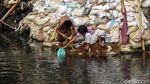 Hiruk Pikuk Aktivitas Warga di Tepian Sungai Ciliwung