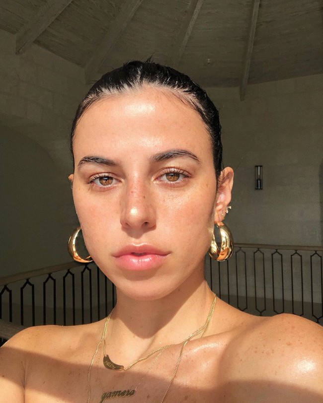 Bekerja dengan selebriti papan atas menurut Victoria, diperlukan kerelaan untuk selalu diandalkan selama 24 jam. Dia akan meneleponku pukul 02:00. Aku akan menjawabnya. Aku tidak terlalu membatasi waktu. Itu seperti kapan saja tugas memanggil, tuturnya. Foto: Instagram @victoriavillarroel