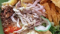 Yang ini tak kalah heboh toppingnya. Kulit pangsit, cakue, hingga kerupuk dan emping. Foto : Instagram @m.delvi.n