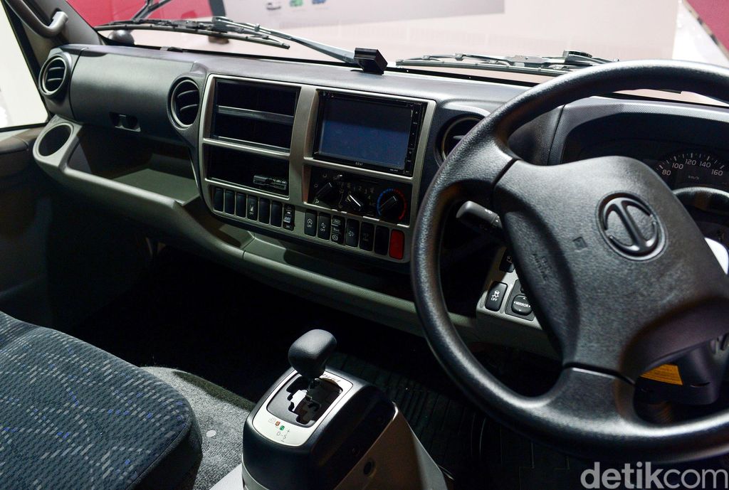 Tren elektrifikasi tak hanya hinggap di mobil penumpang, kendaraan komersial seperti truk juga sudah menggunakan hybrid. Salah satunya Hino Dutro Hybrid ini.