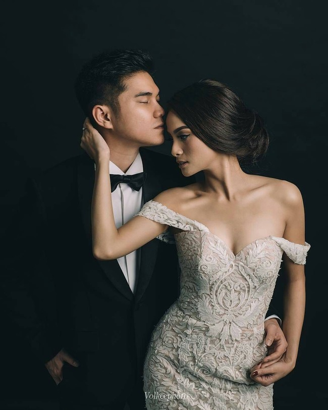 Bagi kamu yang ingin tampil simpel tapi glamour saat foto prewedding, inspirasinya bisa datang dari Acha Septriasa dan Vicky Kharisma. Pemotretan prewedding diilakukan di dalam studio. Pilih gaun dengan detail cantik dan terapkan makeup pesta pada wajah. Foto: Instagram
