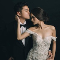 Bagi kamu yang ingin tampil simpel tapi glamour saat foto prewedding, inspirasinya bisa datang dari Acha Septriasa dan Vicky Kharisma. Pemotretan prewedding diilakukan di dalam studio. Pilih gaun dengan detail cantik dan terapkan makeup pesta pada wajah. Foto: Instagram