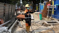 Menurut Hari, 1,5 meter belum mengakomodir semuanya. Trotoar yang ideal 4.5 sampai dengan 6 meter. 1,5 meter untuk pejalan kaki, 1,5 meter untuk disabilitas, 1,5 meter untuk street furniture. 0,5 sampai dengan 1 meter untuk buffer atau amenities. Hari pun mengimbau warga pengguna kendaraan pribadi bisa beralih ke kendaraan umum.