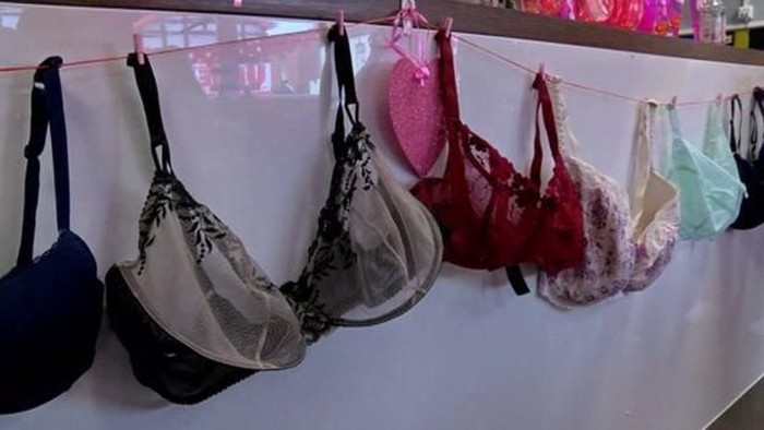 Bra dijadikan hiasan pesta perpisahan Polly dengan payudaranya. (Foto: BBC) Bra dijadikan hiasan pesta perpisahan Polly dengan payudaranya. (Foto: BBC)
