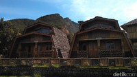 Selain menikmati sunset di Gunung Papandayan, wisatawan juga disuguhkan taman bunga edelweis, kolam renang air belerang, hingga menara pandang dan sungai berwarna kuning (Hakim Ghani/detikcom)
