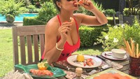 Salma yang lahir di Meksiko, 2 September 1966 ini memang sudah tak muda lagi tapi penampilannya masih seksi. Mengintip instagramnya, Salma juga terlihat senang menyantap berbagai makanan enak. Foto: instagram @salmahayek