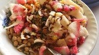 Bubur Sukabumi juga ada di Jakarta. Yang ini di area Cipete. Dilengkapi dengan taburan kerupuk melimpah dan aneka satai. Foto : Instagram @makan_tanpa_henti