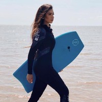 Aysha Khan menjadi salah satu dari 20 finalis yang berkompetisi di Miss England 2019. Ia menolak pakai bikini untuk ikut sesi Miss Beach Beauty dan memilih pakai wetsuit. Foto: Dok. Facebook/Aysha Khan