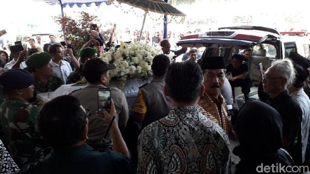 Sultan HB X Tidak Melayat Adik Tirinya yang Pernah Berkonflik