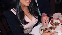 Sepiring dessert ini siap jadi santapan Salma saat menghadiri pesta. Meski kuenya berukuran mini, tapi jumlahnya banyak juga nih. Foto: instagram @salmahayek