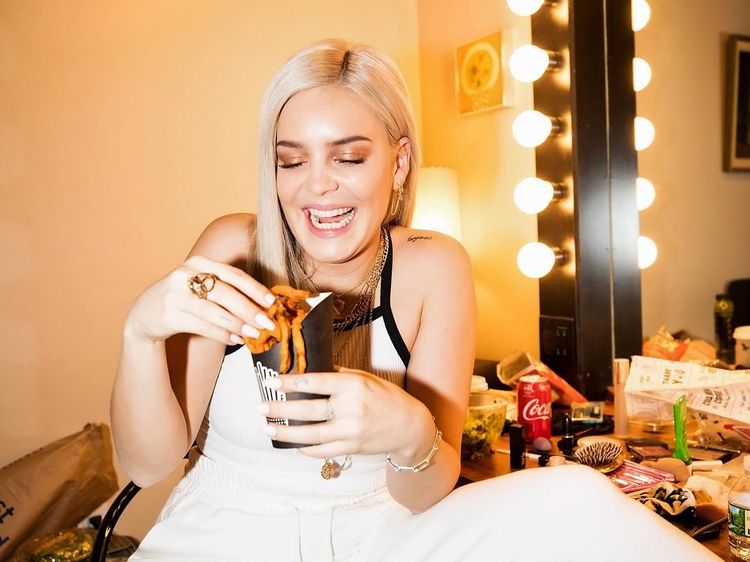 Sukses Manggung di WTF, Anne-Marie Ternyata Hobi Makan Donat dan Es Krim