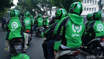 Gojek sendiri didirikan pada 2010 silam oleh Nadiem Makarim, Kevin Aluwi, dan Andre Soelistyo. Ketika itu Gojek hanya sebuah perusahaan yang menyediakan layanan ojek dengan memanfaatkan call center.