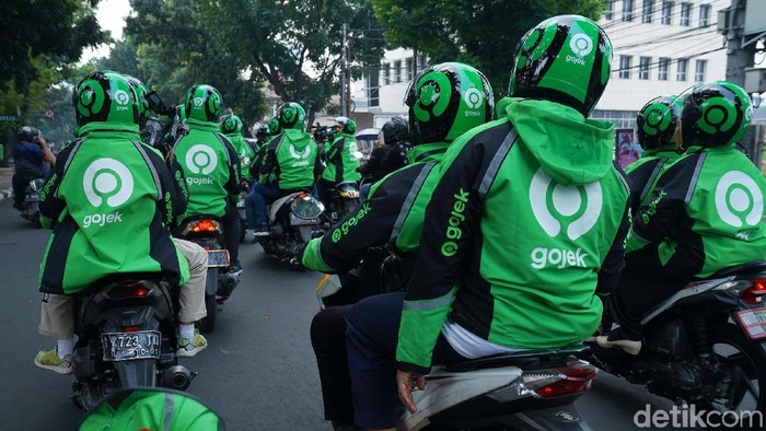 Gojek meresmikan logo barunya yang melambangkan kekuatan ekosistem Gojek sekaligus apresiasi kepada seluruh pengguna dan mitra Gojek. Peresmian ini dihadiri langsung oleh Founder dan CEO Gojek Nadiem Makarim.