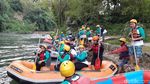Foto Arung Jeram di Kali Elo Magelang Saat Matahari Terbenam