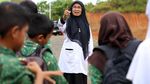 Seperti Bu Muslimah, Bidan Suraidah Bangun Sekolah Kolong di Pulau Terluar