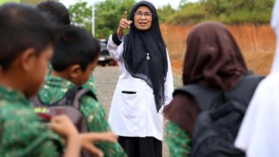 Seperti Bu Muslimah, Bidan Suraidah Bangun Sekolah Kolong di Pulau Terluar