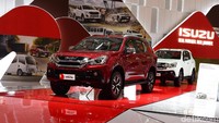 Penampilan Isuzu MU-X 4x2 i-Series kali ini tampak lebih gagah dan elegan dengan adanya penyegaran pada desain front facia and bumper yang lebih tebal dan mengalir pada lampu utama.
