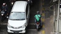 Aksi tak tertib itu akan membahayakan diri sendiri dan pengendara lainnya.