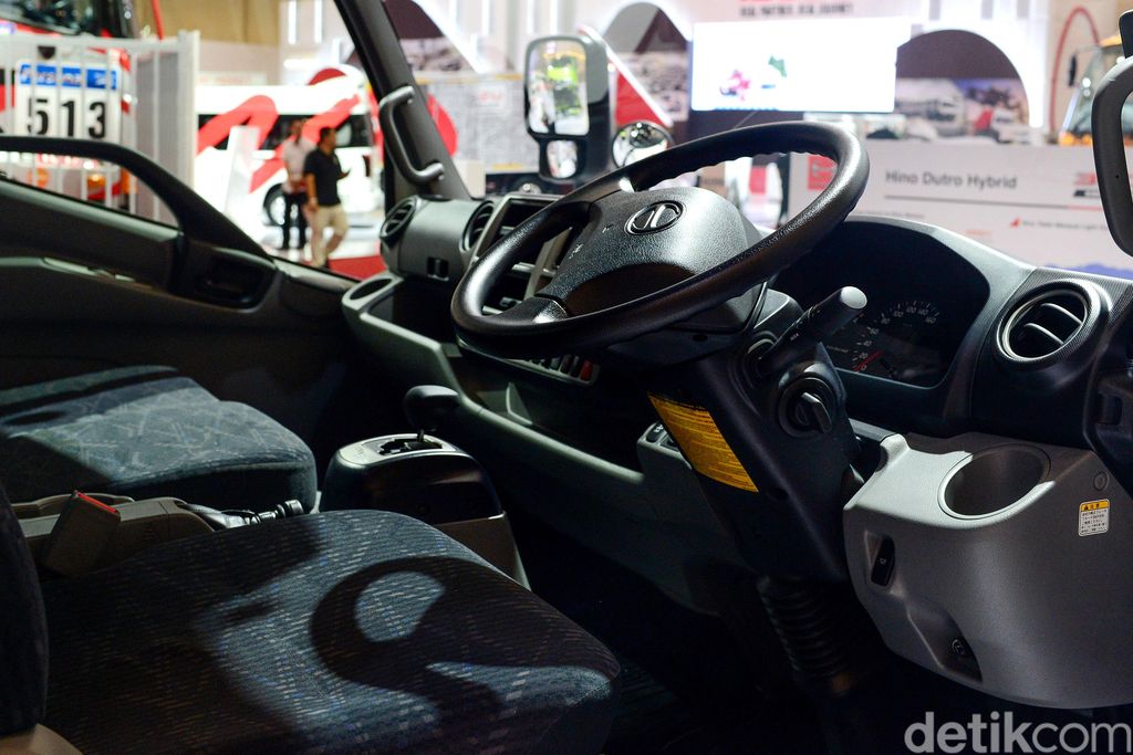 Hino Dutro Hybrid Tren elektrifikasi tak hanya hinggap di mobil penumpang, kendaraan komersial seperti truk juga sudah menggunakan hybrid. Salah satunya Hino Dutro Hybrid ini.