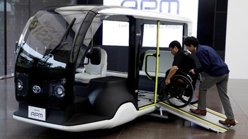 Mobil listrik ini juga dirancang ramah untuk difabel karena juga akan digunakan saat penyelenggaraan Paralimpiade 2020. Tak heran ruang yang cukup luas dibagian kursi penumpang dapat dimanfaatkan untuk para atlet yang menggunakan kursi roda.
