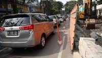 Kemacetan ini dikarenakan adanya pembangunan trotoar yang menjadikan jalan menjadi lebih sempit.