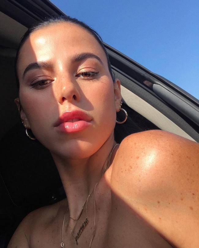 Victoria Villarroel bekerja sebagai asisten Kylie Jenner sejak pertengahan 2015. Sebelumnya sejak 2012, dia bekerja untuk ibunda Kylie, Kris Jenner. Saat ini wanita 27 tahun itu juga bekerja sebagai asisten Kendall Jenner. Foto: Instagram @victoriavillarroel