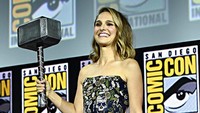 Natalie Portman akan menjadi sosok dewi petir seperti Thor di film Thor:Love and Thunder. Ia bahkan memegang Mjolnir dalam acara perkenalan film itu. Foto: Alberto E. Rodriguez/Getty Images for Disney