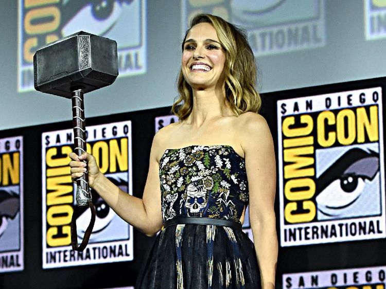 Nunung, Eisha Singh, Natalie Portman, Barbie Kumalasari hingga Simu Liu