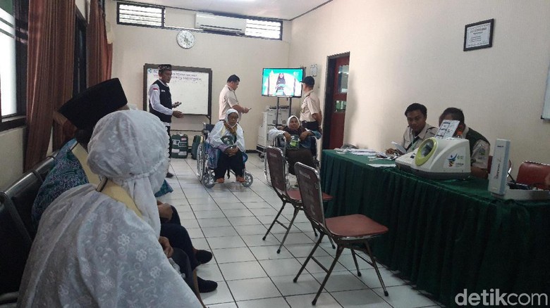 22 Calhaj Embarkasi Surabaya Ditunda Keberangkatannya, Kenapa? 22 Calhaj Embarkasi Surabaya Ditunda Keberangkatannya, Kenapa?