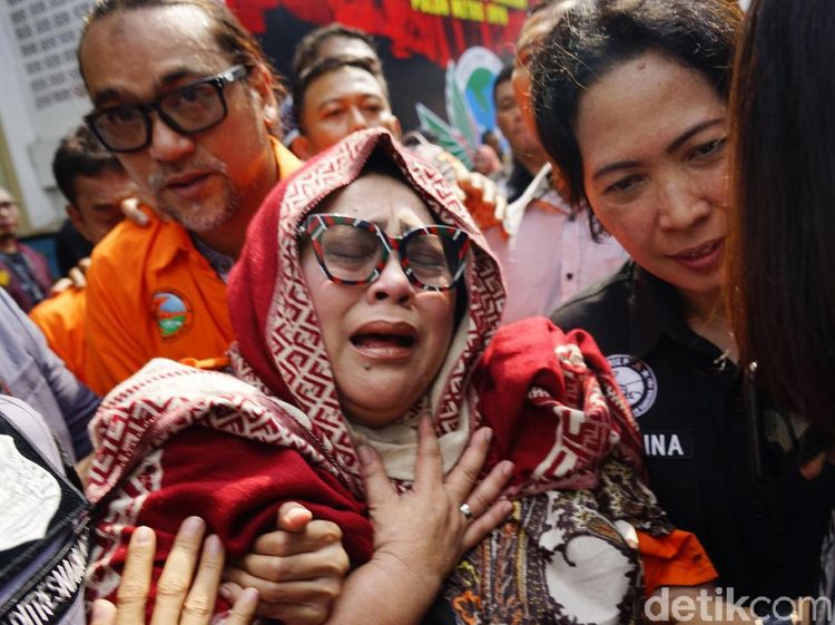 Tangis dan Penyesalan Nunung Usai Jadi Tersangka