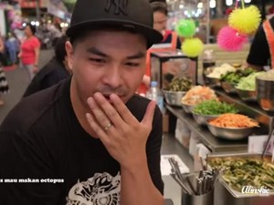Lihat Keberanian Glenn Alinskie Cicip Gurita dan Daging Mentah di Korea