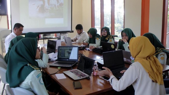 PT Estika Tata Tiara Tbk  (KIBIF) memfasilitasi tujuh mahasiswa Politeknik Pembangunan Pertanian (Polbangtan) Bogor, Jawa Barat, mengikuti  program vokasi lewat Praktik Kerja Lapangan. 

PKL itu digelar dan berlangsung selama kurang lebih dua bulan untuk para mahasiswa mengetahui alur kerja yang dilakukan di peternakan ini.
