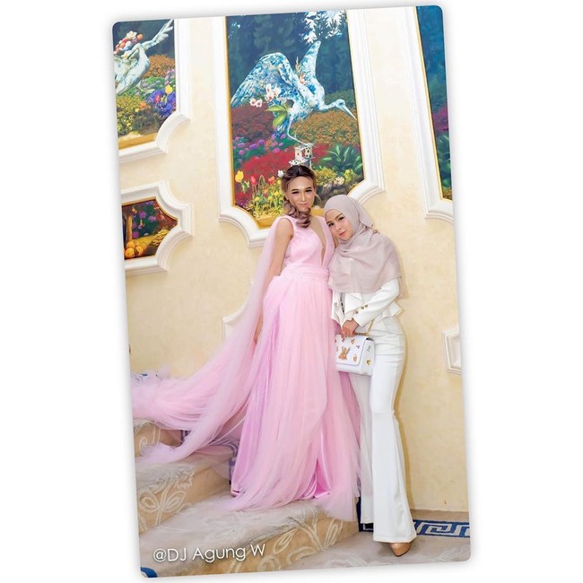 Ketika menghadiri acara formal, Thya Sethya tetap memilih hijab polos seperti kesehariannya. Foto: Dok. Instagram @thyasethyaa