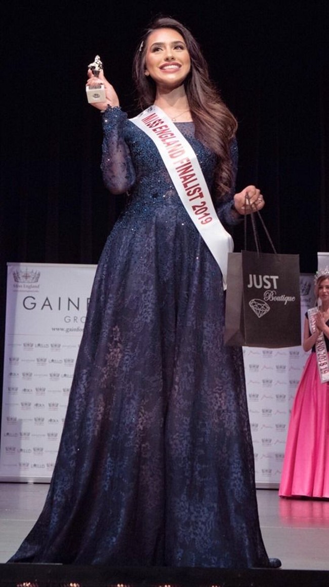 Aku tidak biasa memperlihatkan terlalu banyak kulit, karena itulah yang membuatku merasa nyaman, kata wanita yang tinggal di Blackburn, Inggris, ini. Foto: Facebook Aysha Khan