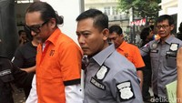 Tampak Jan Sambiran, suami dari Nunung tiba terlebih dahulu dengan mengenakan baju tahanan.