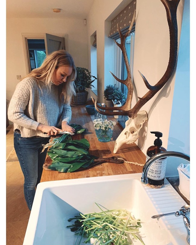 Di akun Instagram, Rachel sering berbagi foto ketika sedang beraksi dengan senapannya. Tak jarang pula wanita berambut pirang itu menampilkan buruannya baik yang belum dimasak maupun yang sudah jadi santapan lezat. Foto: Instagram @rachelcarriehunting