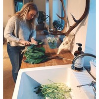 Di akun Instagram, Rachel sering berbagi foto ketika sedang beraksi dengan senapannya. Tak jarang pula wanita berambut pirang itu menampilkan buruannya baik yang belum dimasak maupun yang sudah jadi santapan lezat. Foto: Instagram @rachelcarriehunting