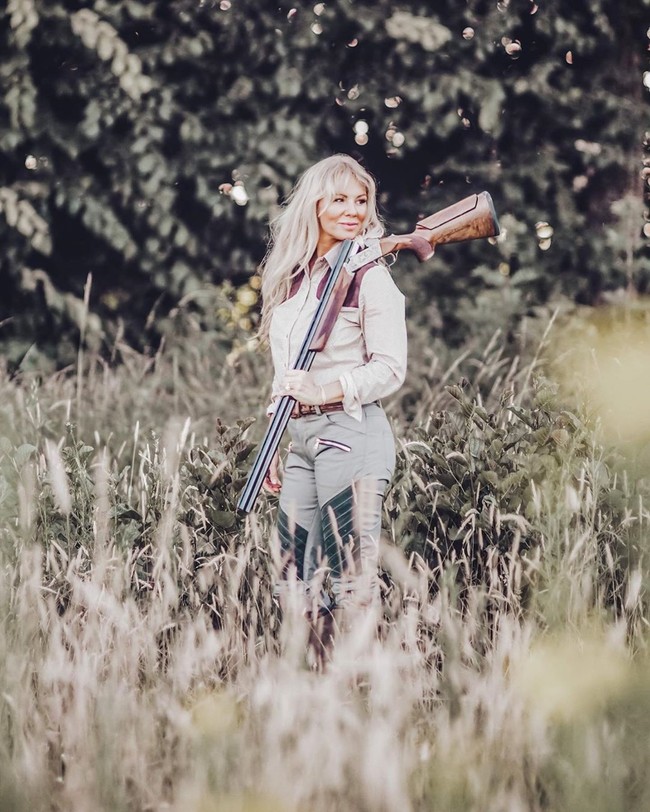 Seperti kebanyakan ibu, Rachel Carrie setiap hari menyajikan makanan untuk keluarganya. Bedanya wanita asal Inggris ini berburu, menguliti, dan memotong sendiri hewan-hewan yang akan dimasaknya. Foto: Instagram @rachelcarriehunting