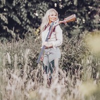 Seperti kebanyakan ibu, Rachel Carrie setiap hari menyajikan makanan untuk keluarganya. Bedanya wanita asal Inggris ini berburu, menguliti, dan memotong sendiri hewan-hewan yang akan dimasaknya. Foto: Instagram @rachelcarriehunting