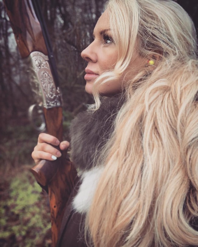 Dilansir Sunday Times, dalam setahun terakhir, ia sudah berburu 125 burung dara, 80 ayah pegar, 40 bebek, dan empat kijang. Foto: Instagram @rachelcarriehunting